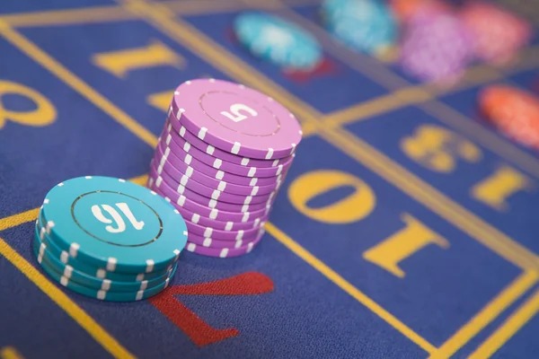 Gaple player interface on rokok showing tile hand and active table